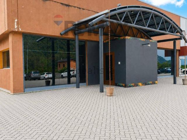 Locale in vendita di 555 m² in Viale Stelvio, 44