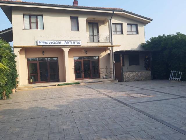 Locale in vendita di 556 m² in Strada Provinciale 1