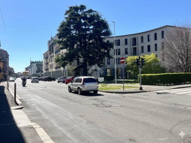 Locale in vendita di 55 m² in Via Magenta, 9