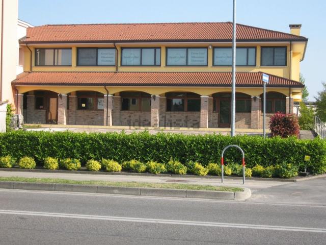 Locale in vendita di 560 m² in Via Euganea, 148