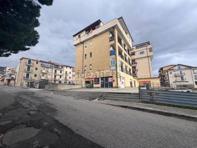 Locale in vendita di 560 m² in Via Francesco Costabile Poeta, 23
