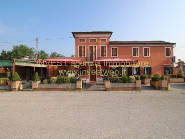 Locale in vendita di 560 m² in Via XXV Aprile, 5
