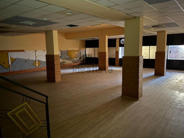 Locale in vendita di 565 m² in Via Quattro Altarelli, 4