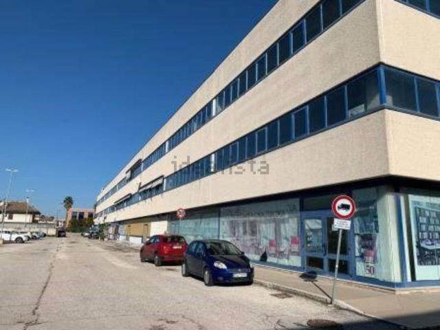 Locale in vendita di 567 m² in Via Pasubio, 42