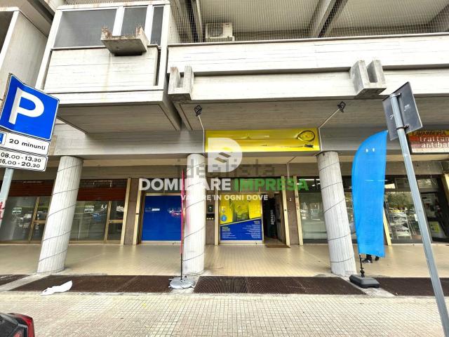 Locale in vendita di 56 m² in Piazza dei Partigiani, 2