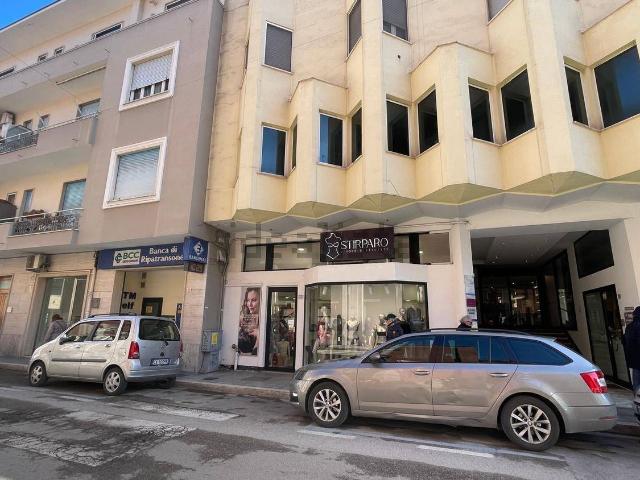 Locale in vendita di 56 m² in Via Mario Curzi, 27