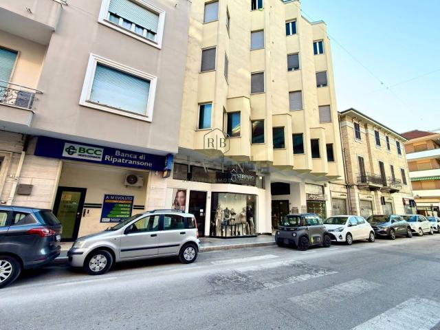 Locale in vendita di 56 m² in Via Mario Curzi, 27