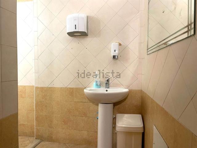 Locale in vendita di 56 m² in Viale Crotone, 79