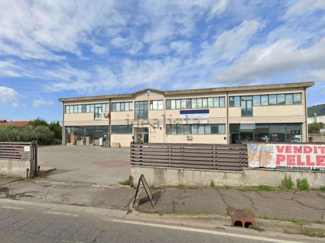 Locale in vendita di 571 m² in Piazza Sandro Pertini, 5