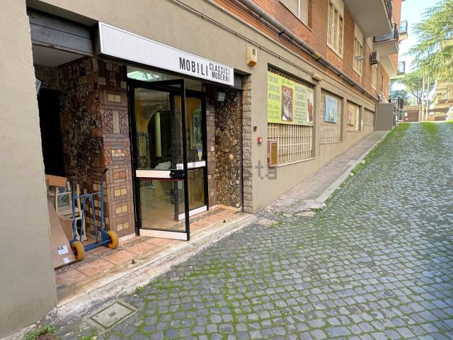 Locale in vendita di 572 m² in Via Caio Canuleio, 63