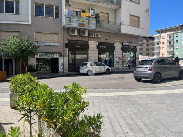 Locale in vendita di 575 m² in Via Adolfo Quintieri, 6