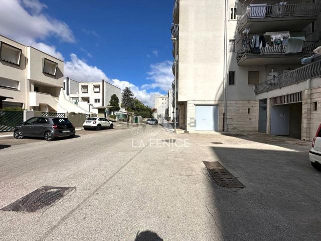 Locale in vendita di 575 m² in Via della Resistenza, 54