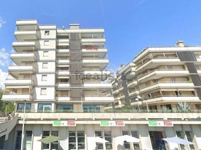 Locale in vendita di 577 m² in Piazza la Scafa, 9