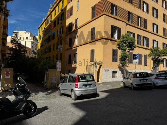 Locale in vendita di 580 m² in Via Domodossola, 27