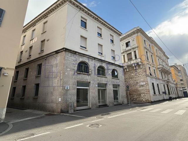 Locale in vendita di 580 m² in Via Fratelli Porcellaga, 19