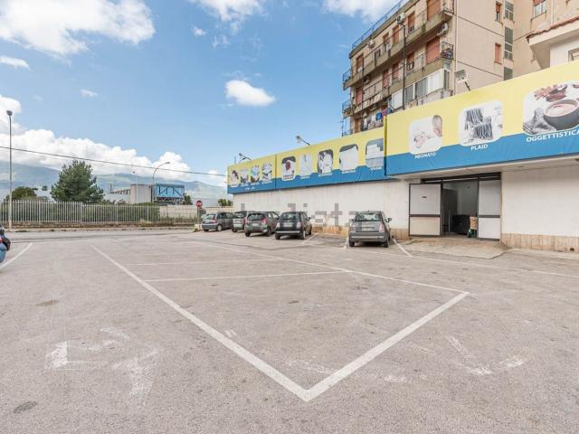 Locale in vendita di 585 m² in Via Ciachea, 11