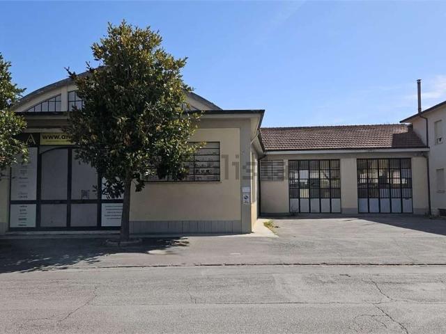 Locale in vendita di 585 m² in Via Marche, 3