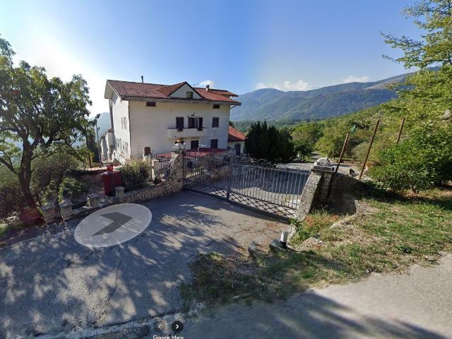 Locale in vendita di 589 m² in Via del Frasso, 39