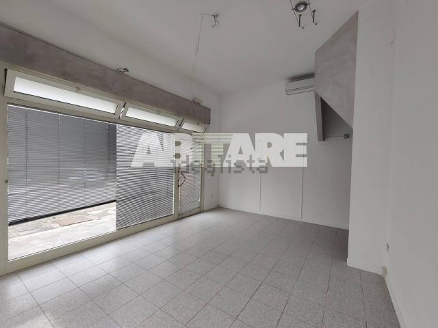 Locale in vendita di 58 m² in Via Lanzaghe