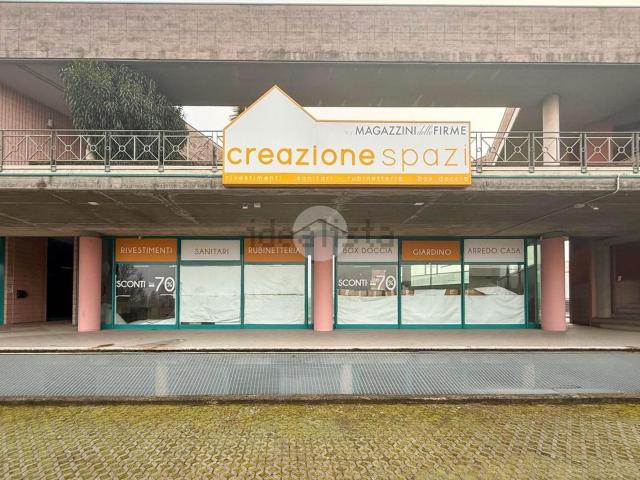 Locale in vendita di 590 m² in Via Padana Superiore, 108