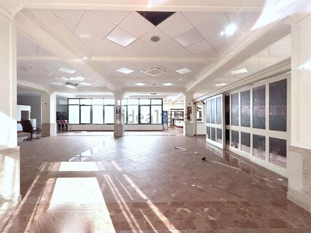 Locale in vendita di 590 m² in Piazza Cesare Battisti, 1