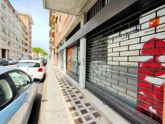 Locale in vendita di 59 m² in Via Francesco Petrarca, 14