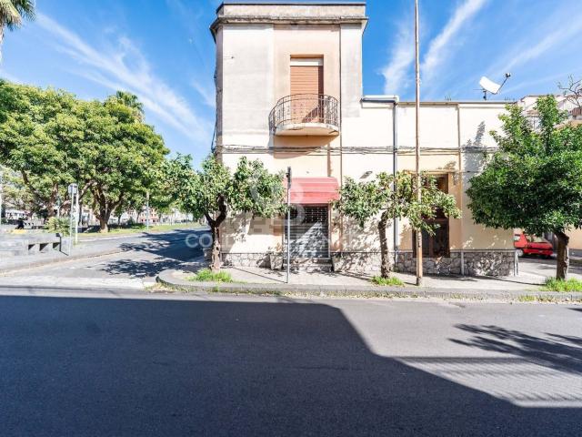 Locale in vendita di 63 m² in Via Imperatore Carlo V