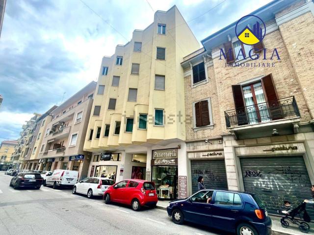 Locale in vendita di 63 m² in Via Mario Curzi, 29