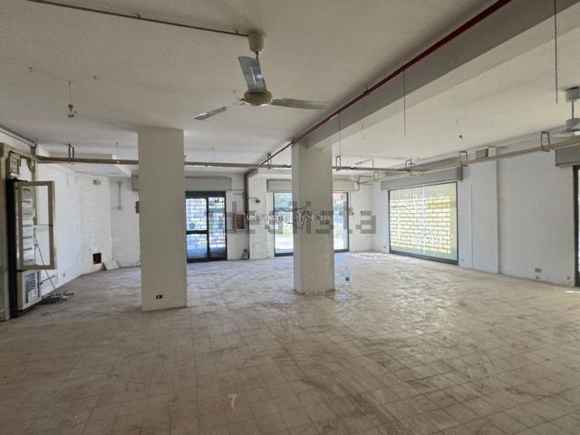 Locale in vendita di 306 m²