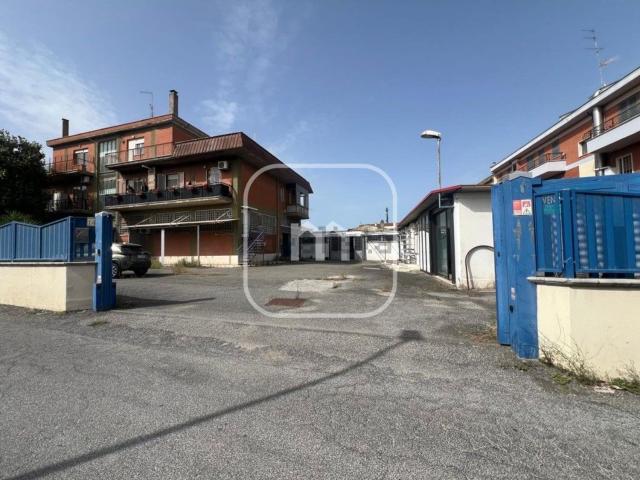 Locale in vendita di 600 m² in Via Massa di San Giuliano