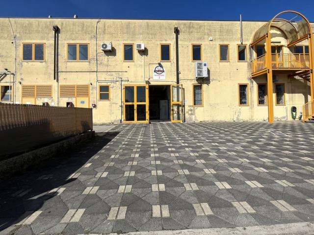 Locale in vendita di 600 m² in Via Santa Teresa