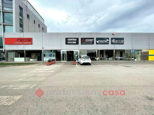 Locale in vendita di 600 m² in Via Pievaiola