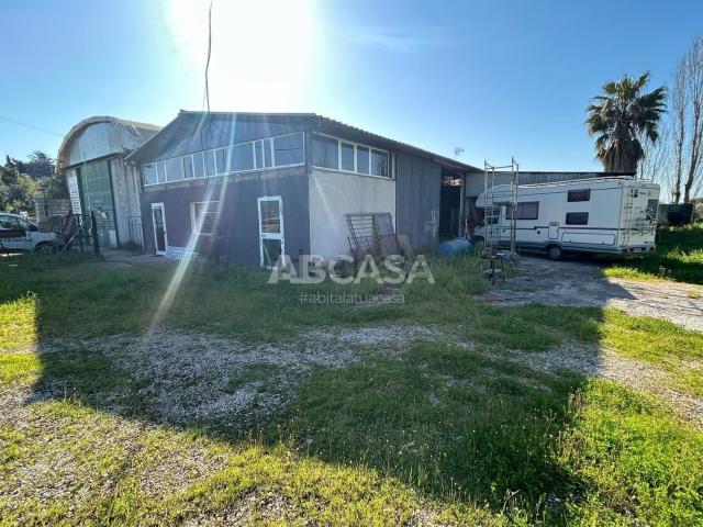 Locale in vendita di 600 m² in Via Pratolungo