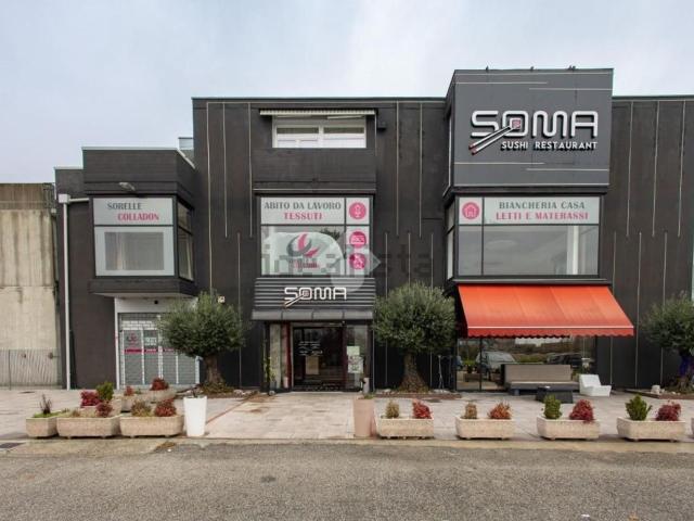 Locale in vendita di 600 m² in Viale del Commercio, 26