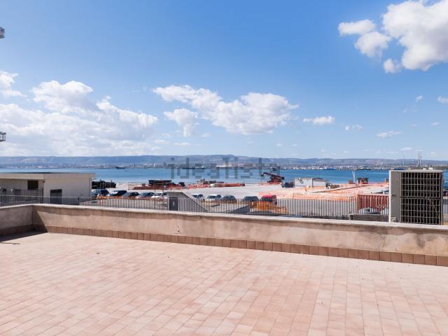 Locale in vendita di 605 m² in Via Marina Ponente