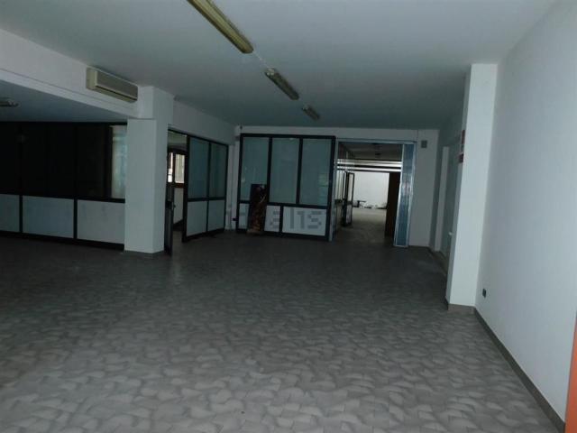 Locale in vendita di 607 m² in Viale Oroboni, 44