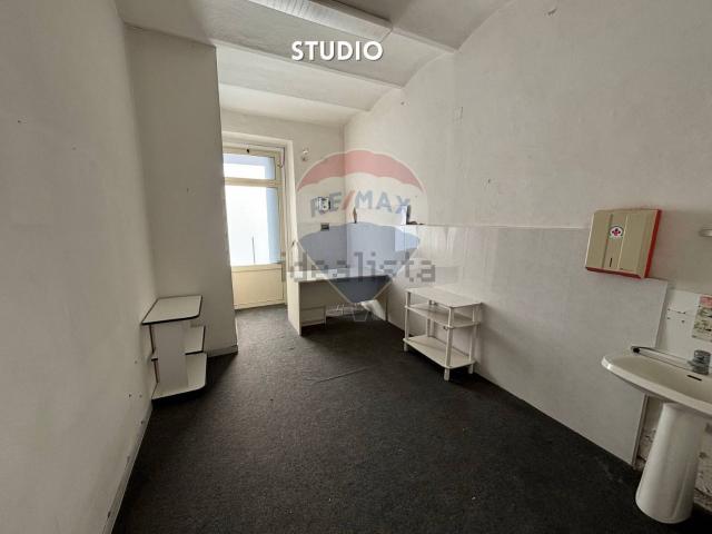 Locale in vendita di 60 m² in Piazza Dante Alighieri, 6