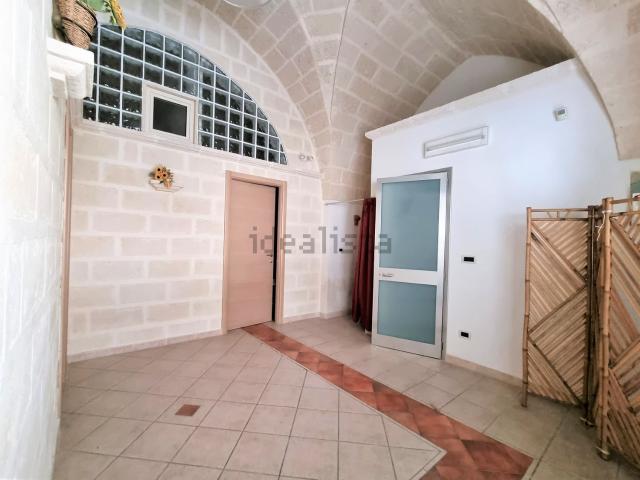 Locale in vendita di 60 m² in Via A. Manzoni, 13