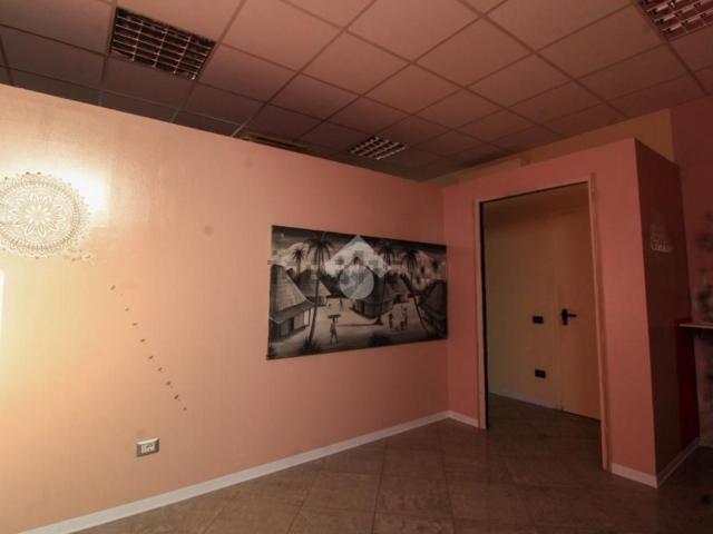Locale in vendita di 60 m² in Via Adro, 26