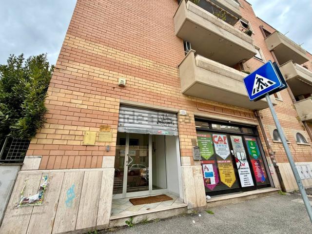 Locale in vendita di 60 m² in Via Cesare Maccari