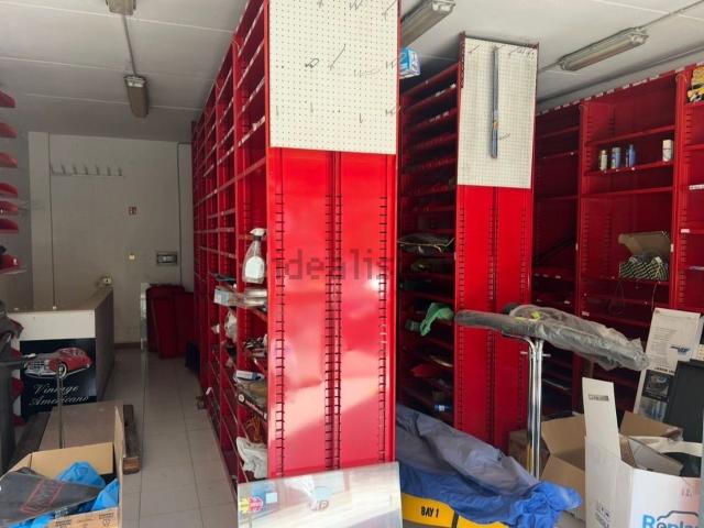 Locale in vendita di 60 m² in Via di Casal Selce, 344