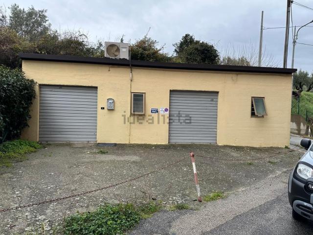 Locale in vendita di 60 m² in Via Domenico Mottola d&apos Amato, 16