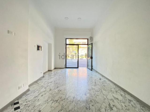 Locale in vendita di 60 m² in Via G. Camozzi, 106