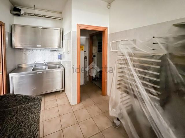 Locale in vendita di 60 m² in Via Laura Bianchini, 37