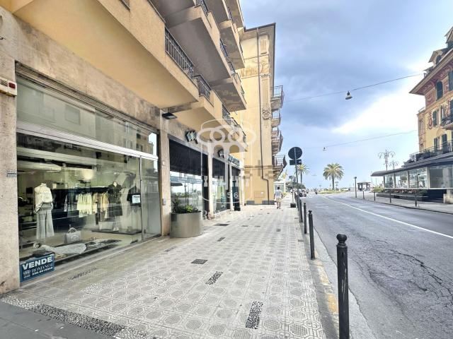 Locale in vendita di 60 m² in Via Mons. Agostino Giustiniani, 5
