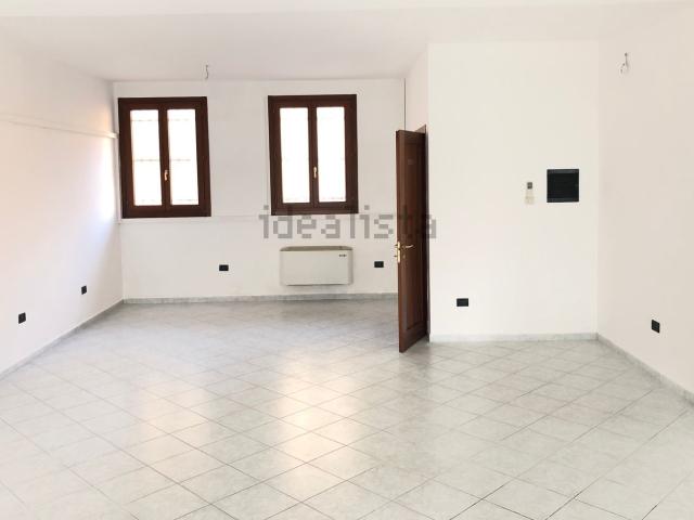 Locale in vendita di 60 m² in Via Pierdomenico Frattini, 43