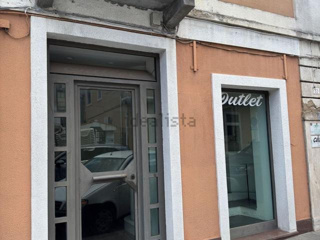 Locale in vendita di 60 m² in Via Popilia