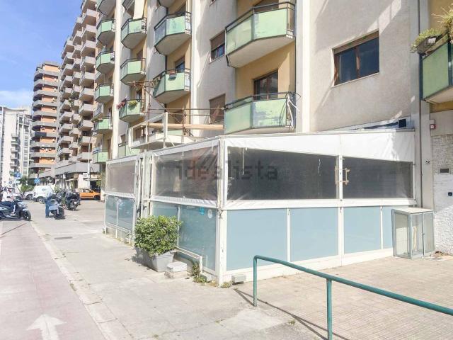 Locale in vendita di 60 m² in Via Riccardo Zandonai, 48