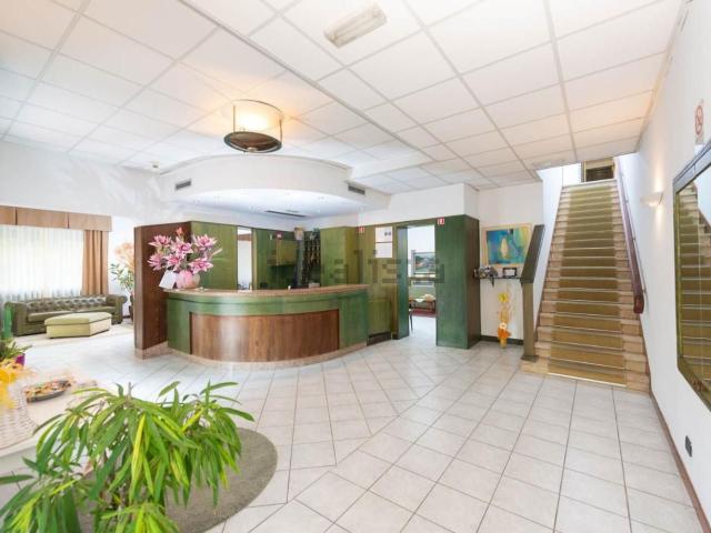 Locale in vendita di 610 m² in Via Enrico de Nicola, 55041