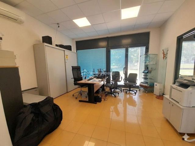 Locale in vendita di 61 m² in Via Valcamonica, 21